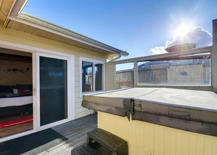 Pet-Friendly Washington Retreat With Hot Tub And Deck!