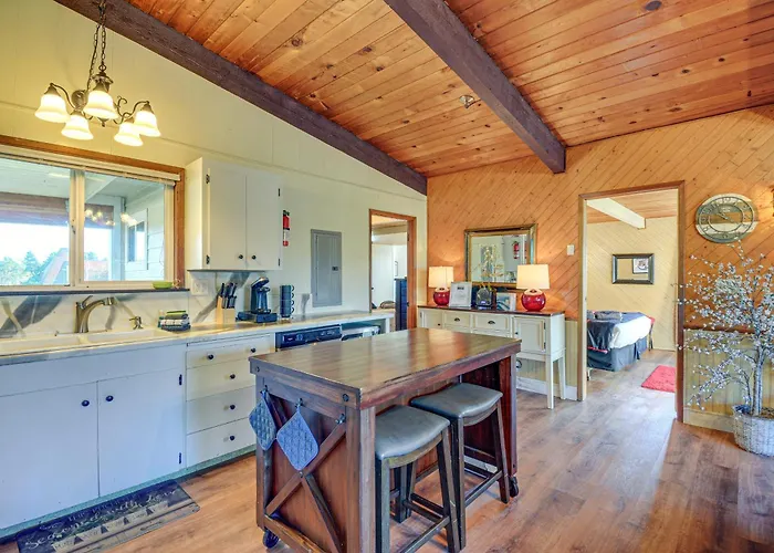 Pet-Friendly Washington Retreat With Hot Tub And Deck!