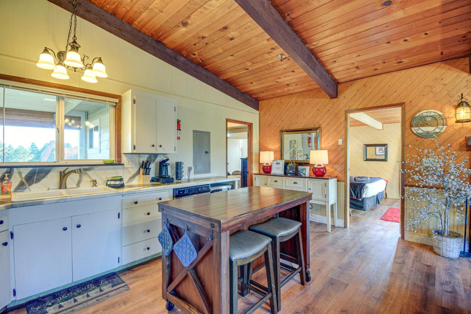 Pet-friendly Washington Retreat With Hot Tub And Deck! * Ocean Shores