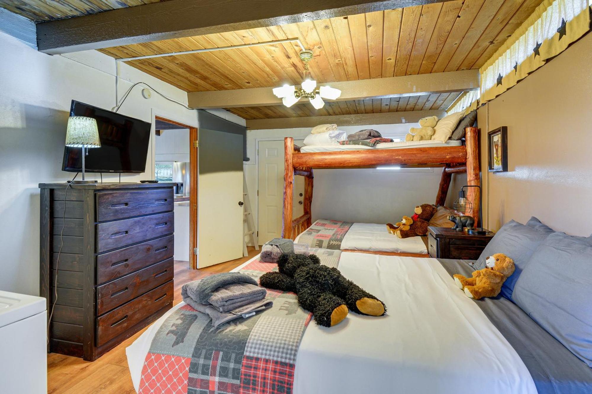 Pet-friendly Washington Retreat With Hot Tub And Deck! *