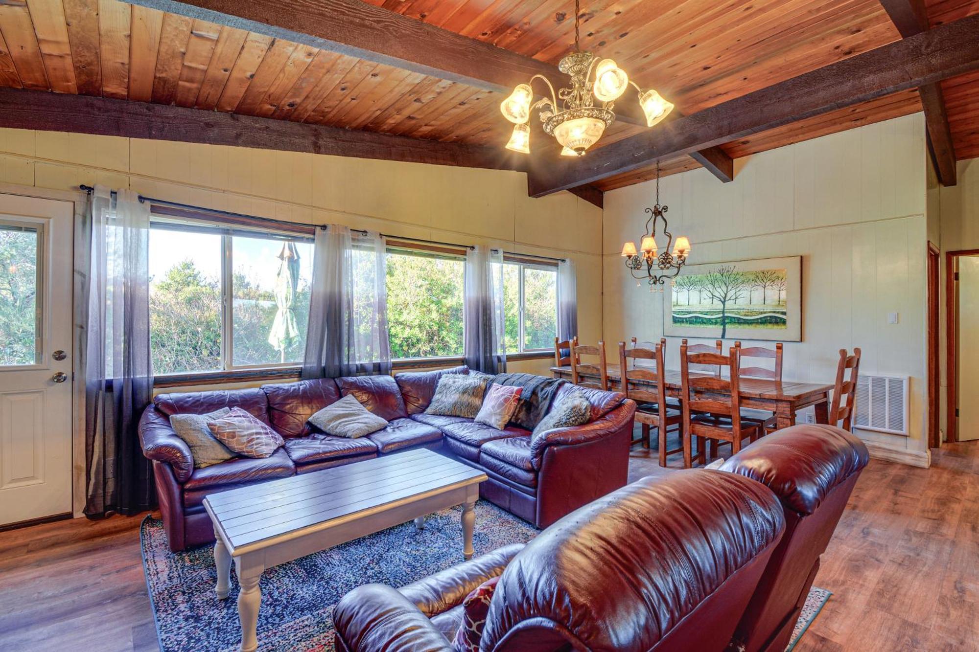 Holiday home Pet-friendly Washington Retreat With Hot Tub And Deck!